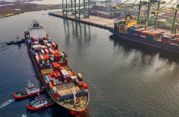 干貨船運輸行業面臨著提高運輸效率和實現可持續發展的雙重挑戰
